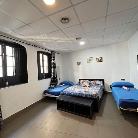 Hostal Milan Alicante Dış mekan fotoğraf A room at the hostel