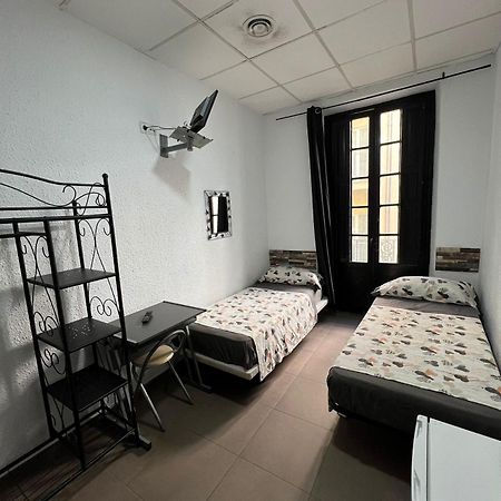 Hostal Milan Alicante Dış mekan fotoğraf A typical hostel room in Spain