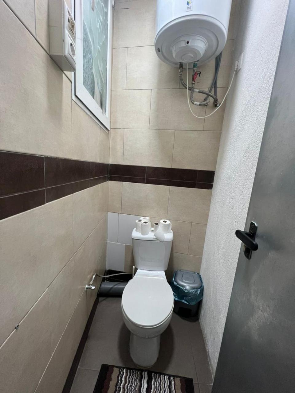 Hostal Milan Alicante Dış mekan fotoğraf A toilet in a hotel