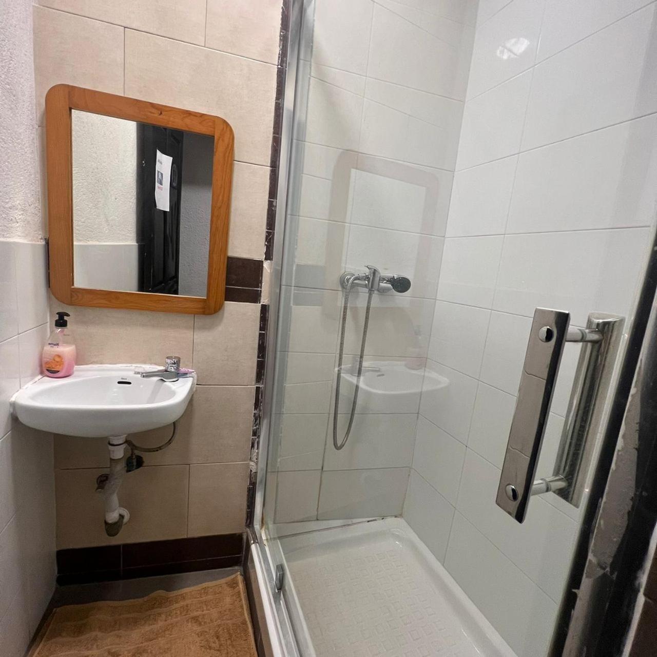 Hostal Milan Alicante Dış mekan fotoğraf A shower cubicle
