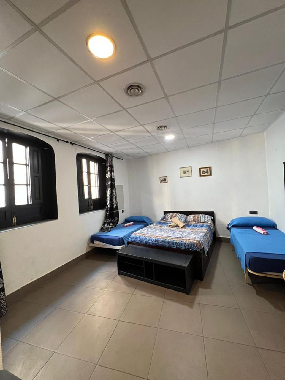Hostal Milan Alicante Dış mekan fotoğraf A room at the hostel