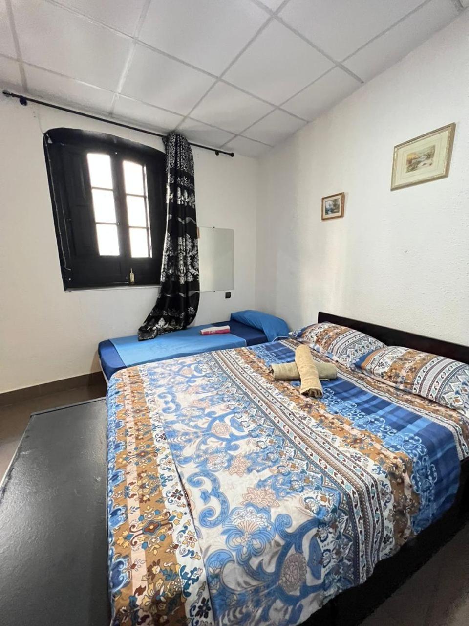 Hostal Milan Alicante Dış mekan fotoğraf A bedroom in a guest house in India