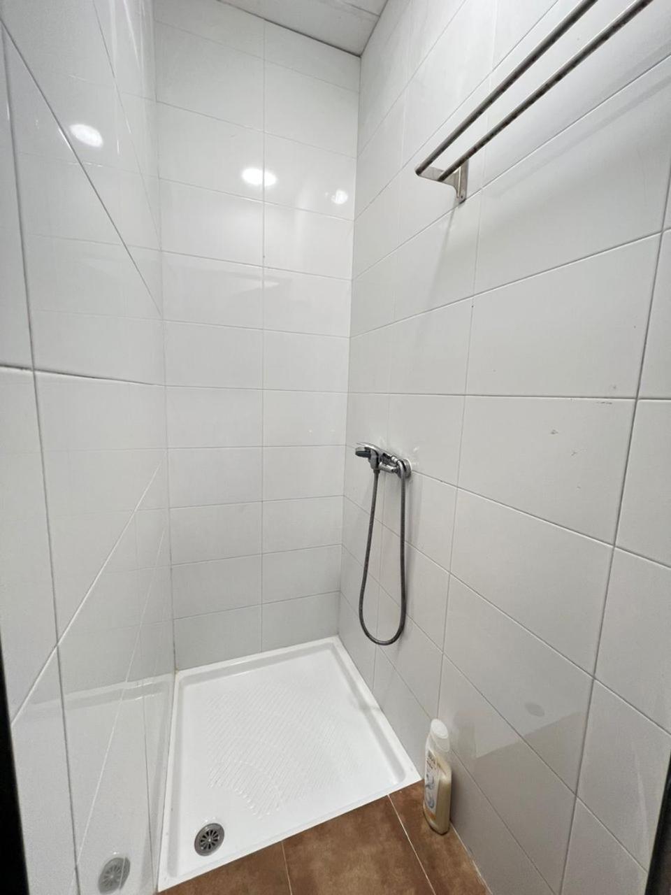 Hostal Milan Alicante Dış mekan fotoğraf A shower