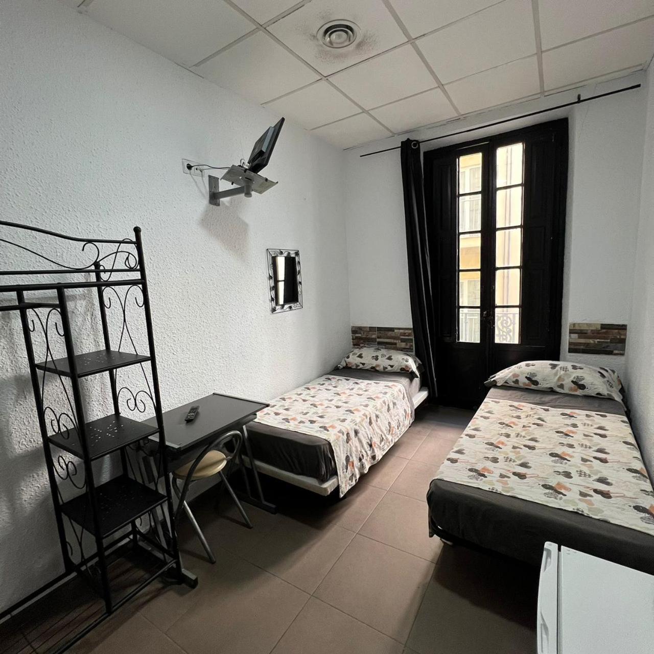 Hostal Milan Alicante Dış mekan fotoğraf A typical hostel room in Spain