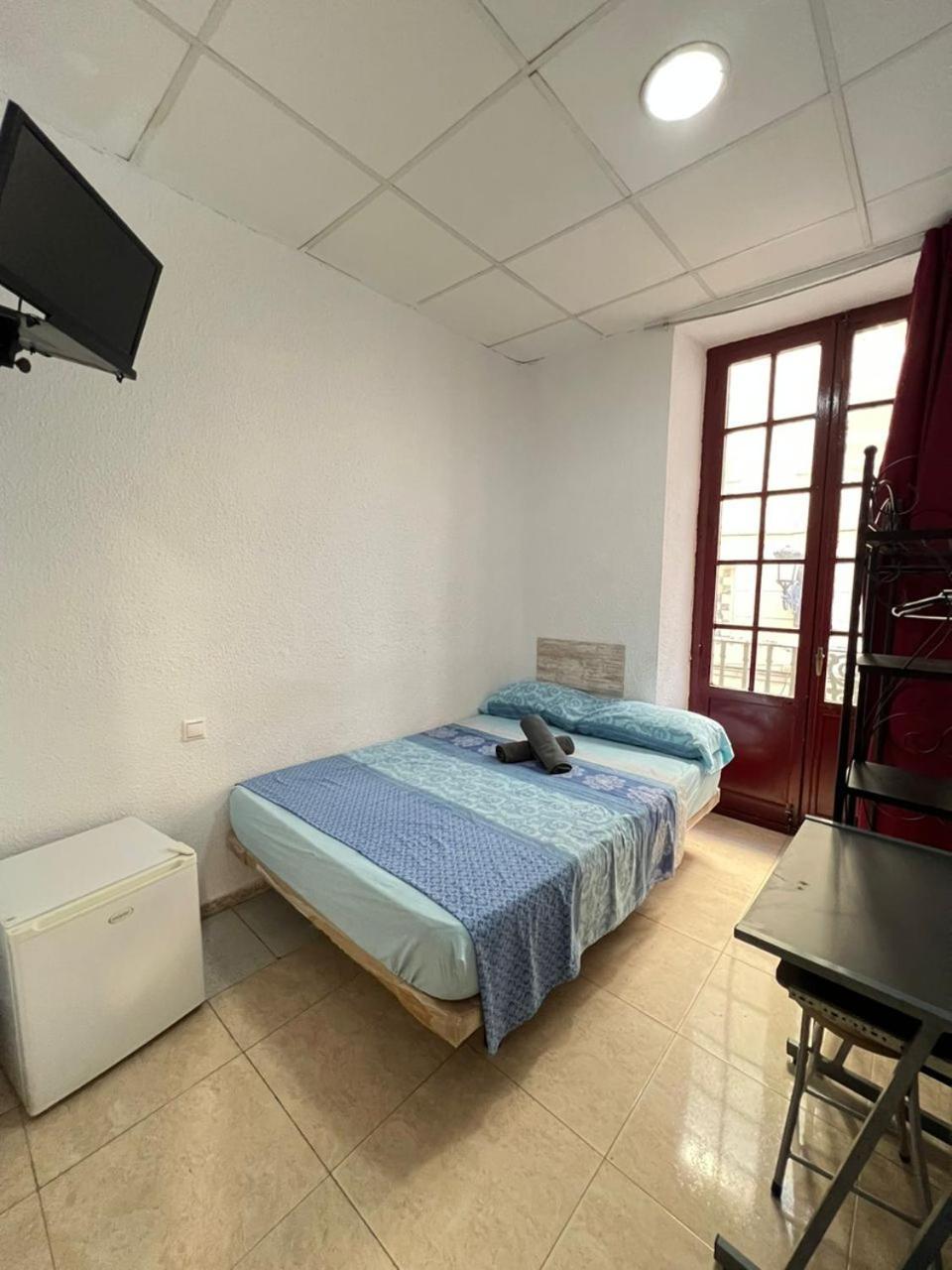 Hostal Milan Alicante Dış mekan fotoğraf A room at the hostel