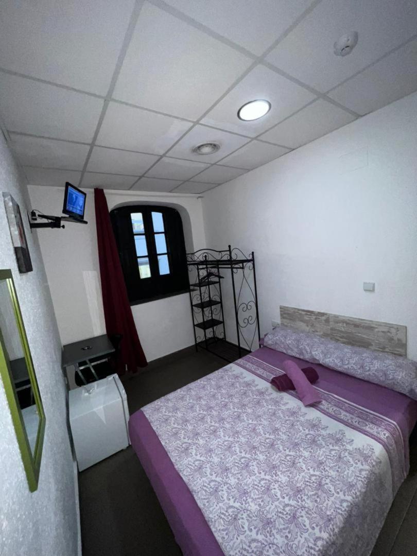 Hostal Milan Alicante Dış mekan fotoğraf A room at the hotel
