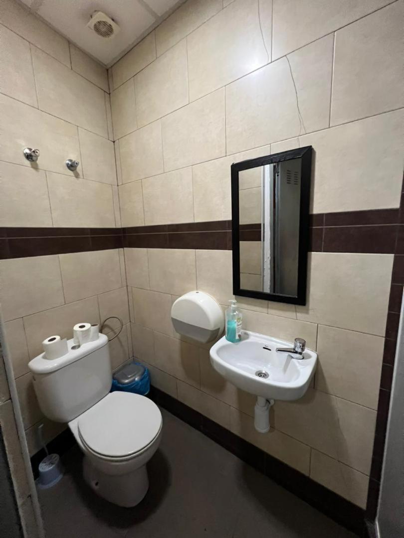 Hostal Milan Alicante Dış mekan fotoğraf Bathroom in a hotel