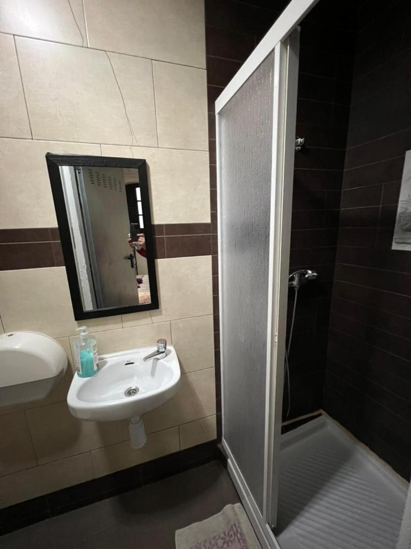 Hostal Milan Alicante Dış mekan fotoğraf Bathroom in a hotel