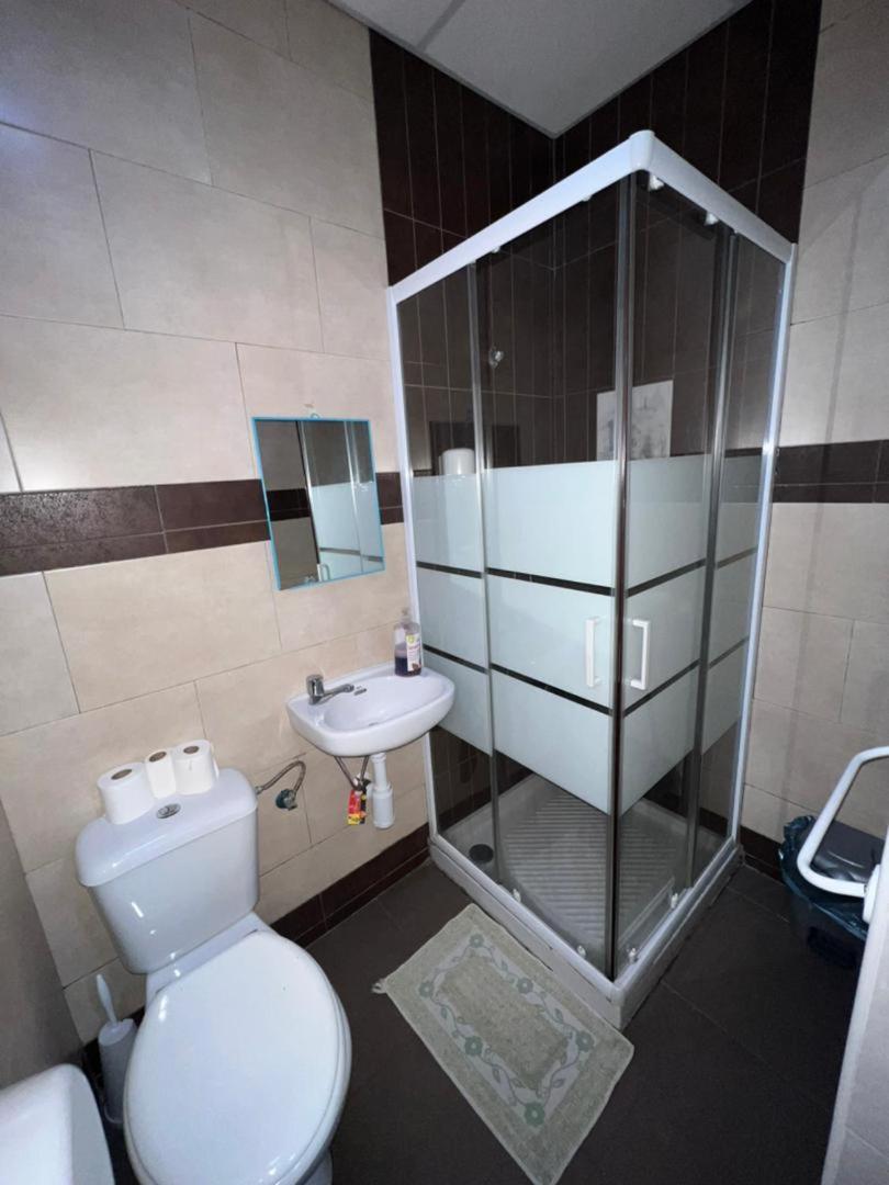 Hostal Milan Alicante Dış mekan fotoğraf A shower cubicle