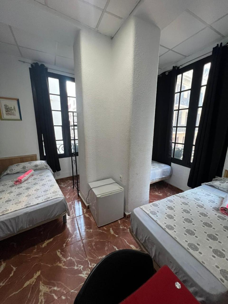 Hostal Milan Alicante Dış mekan fotoğraf A typical room at a hostal in Spain