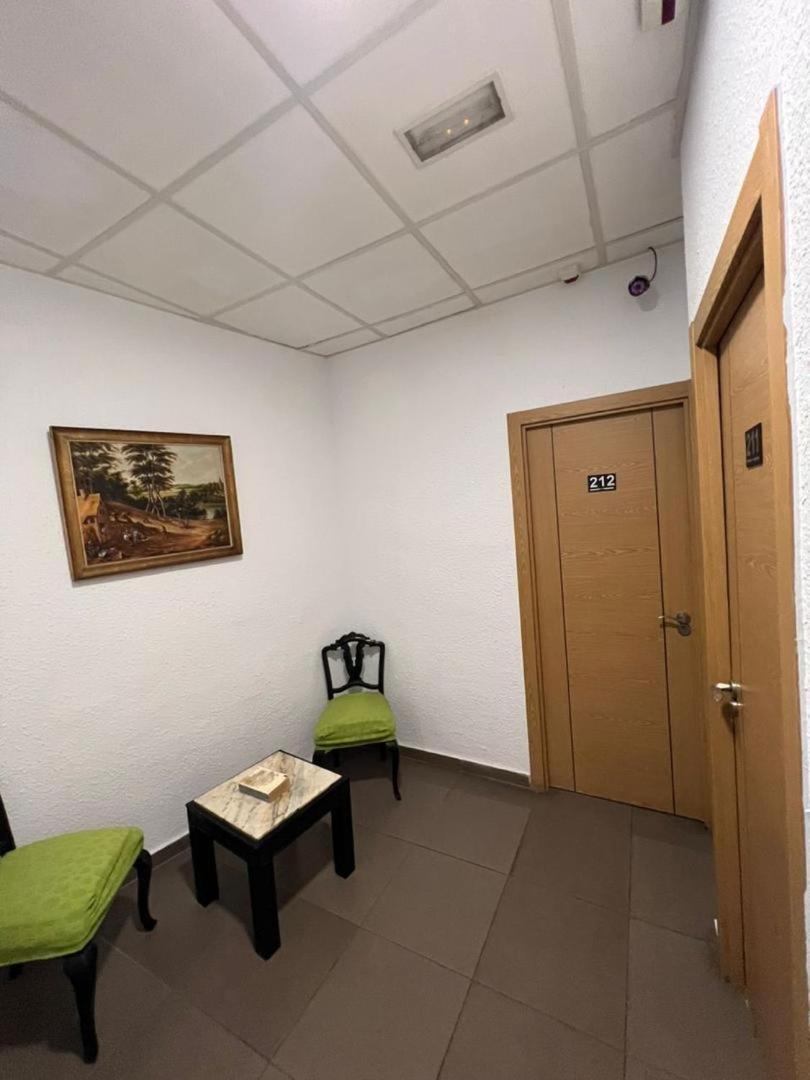 Hostal Milan Alicante Dış mekan fotoğraf The waiting room of a doctor's office