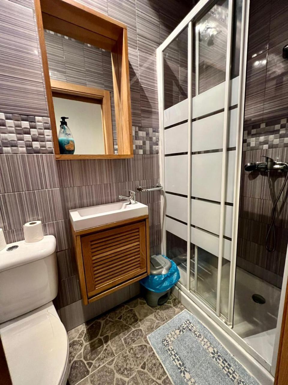Hostal Milan Alicante Dış mekan fotoğraf Bathroom with shower enclosure