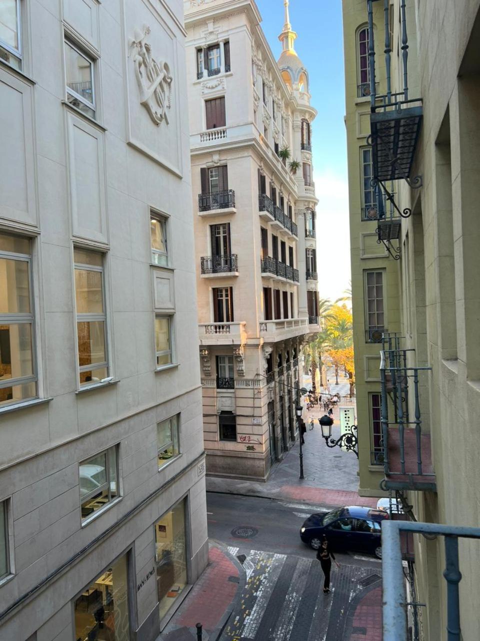 Hostal Milan Alicante Dış mekan fotoğraf The narrow streets of the quarter
