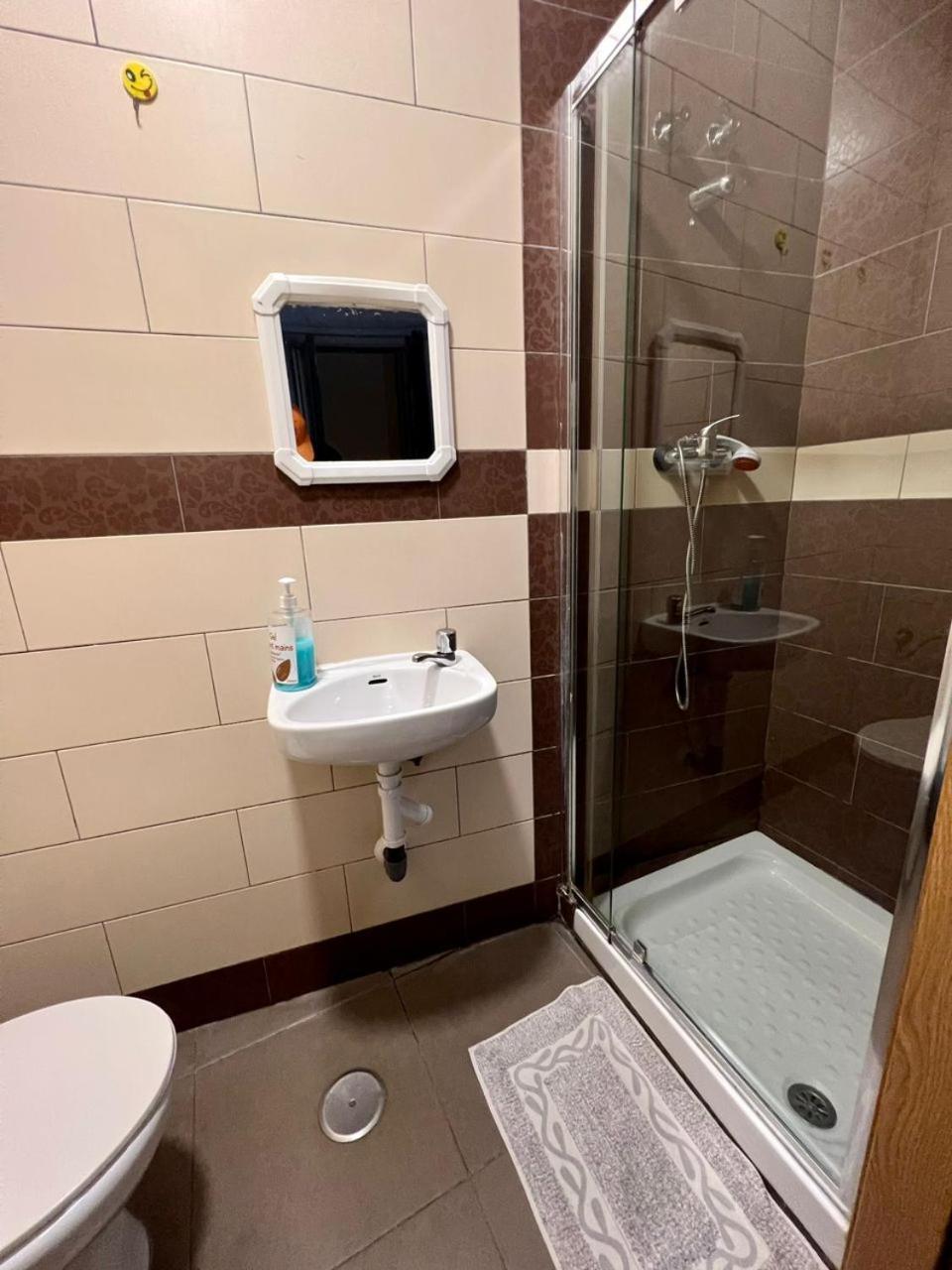 Hostal Milan Alicante Dış mekan fotoğraf A shower cubicle