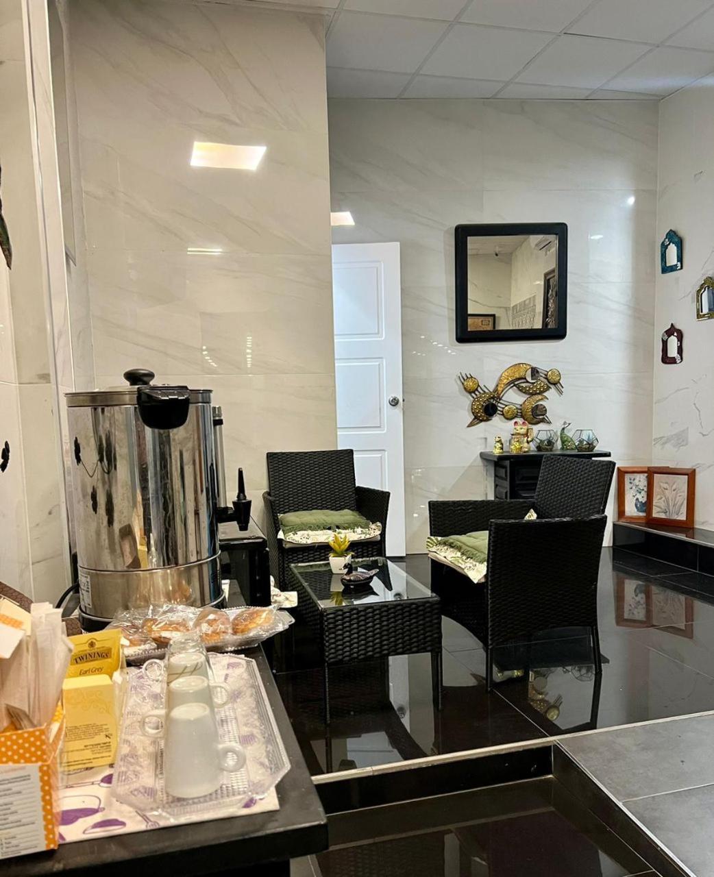 Hostal Milan Alicante Dış mekan fotoğraf A coffee break