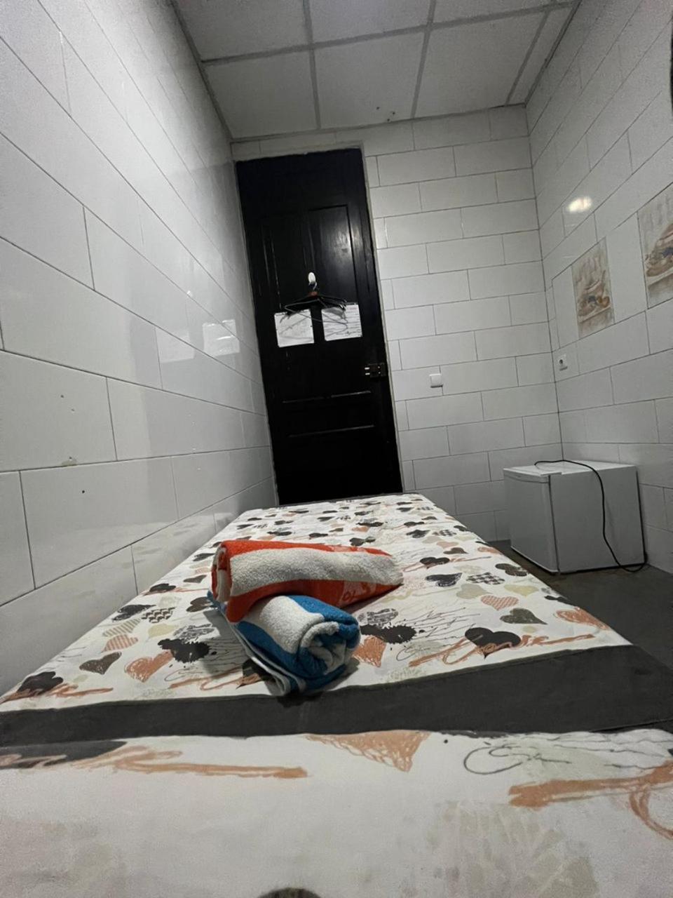 Hostal Milan Alicante Dış mekan fotoğraf A cell in the prison