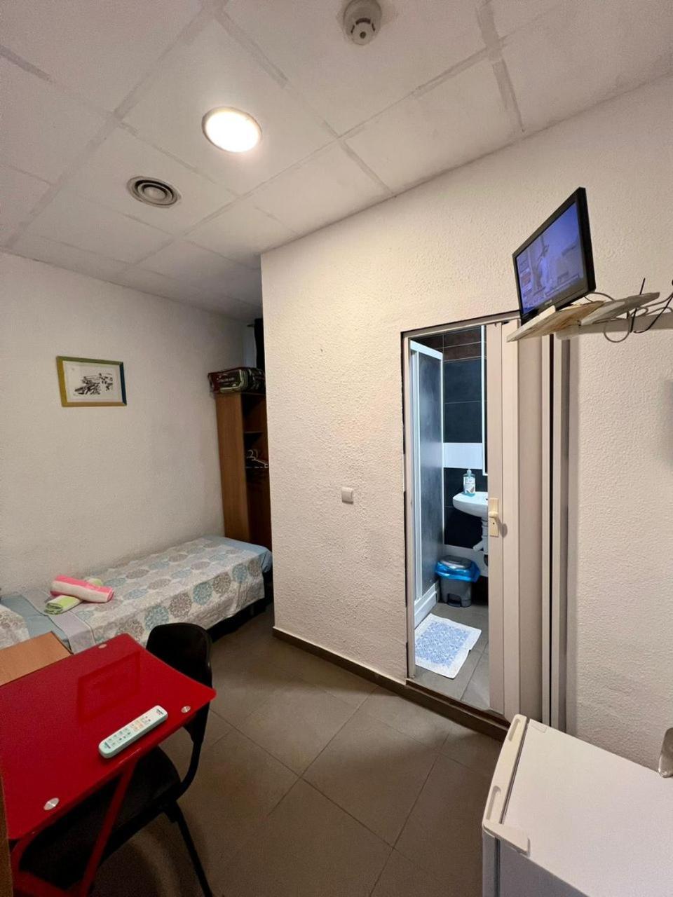 Hostal Milan Alicante Dış mekan fotoğraf A room in a capsule hotel in Tokyo