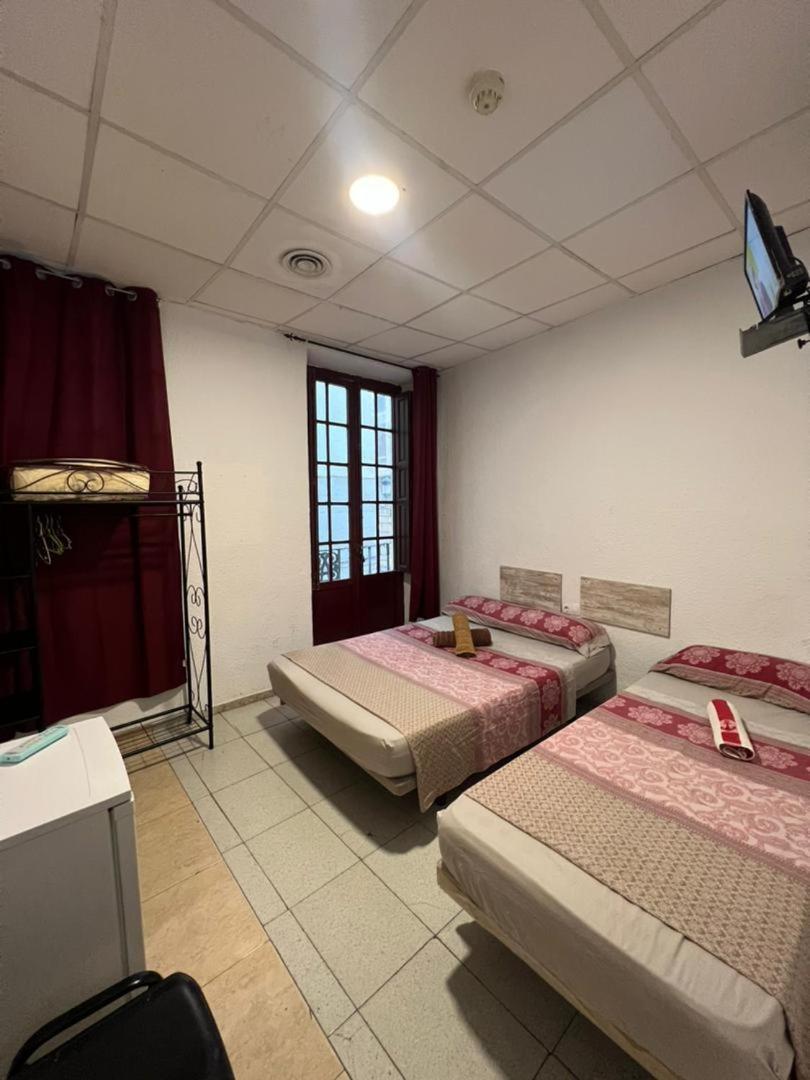 Hostal Milan Alicante Dış mekan fotoğraf A room at the hotel