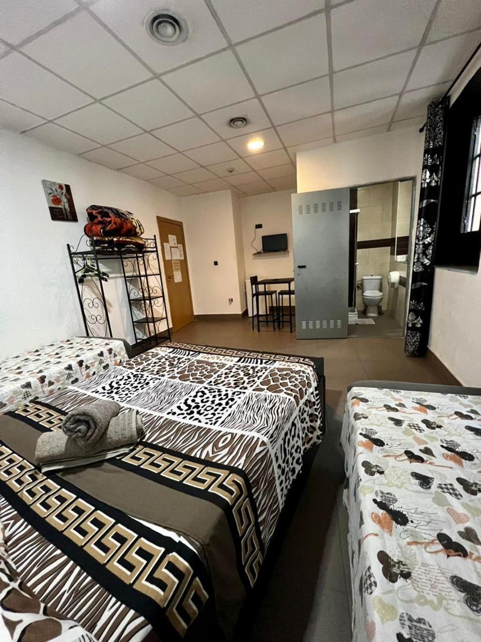 Hostal Milan Alicante Dış mekan fotoğraf A typical bedroom in the new residence halls