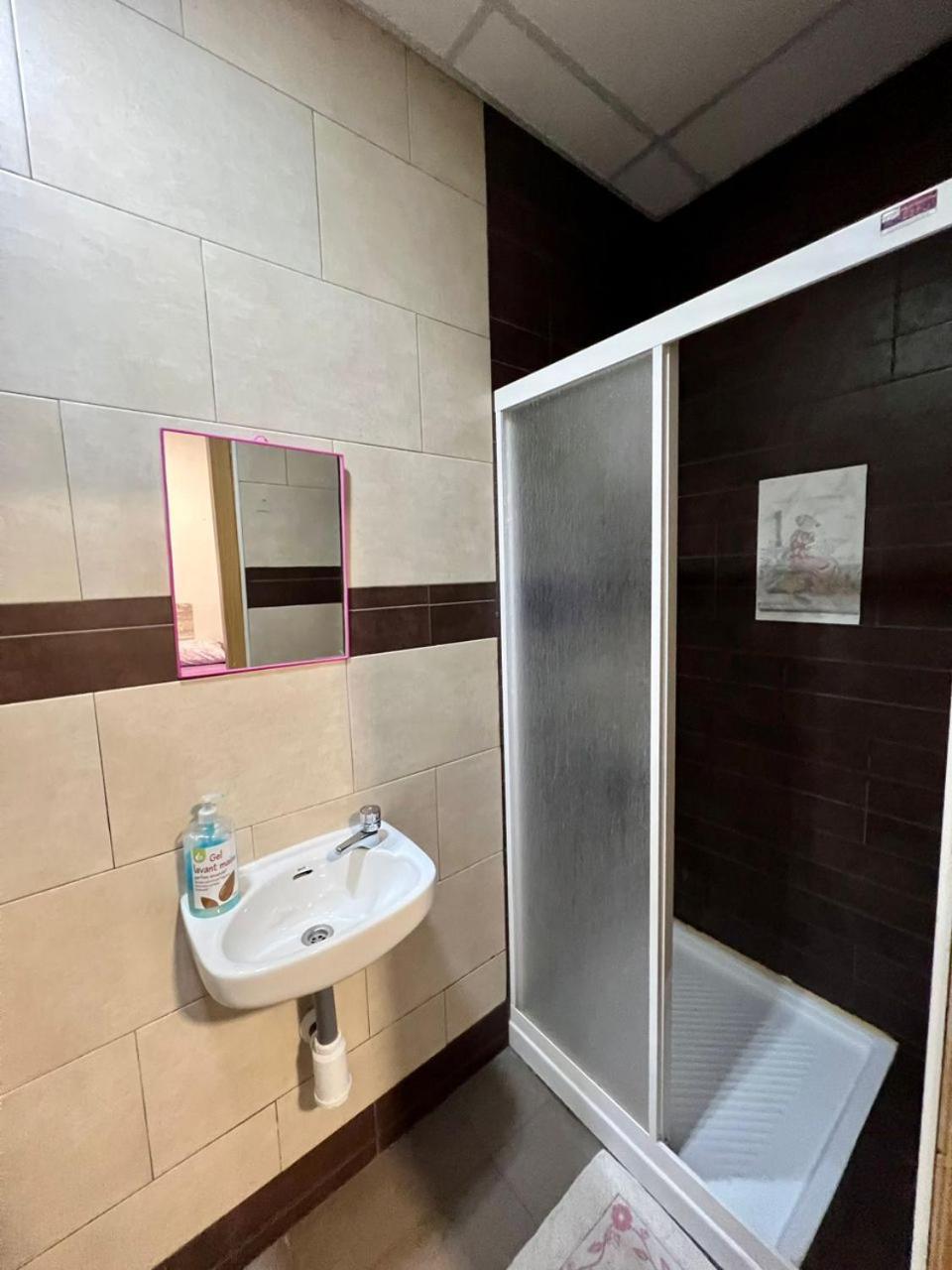Hostal Milan Alicante Dış mekan fotoğraf A shower cubicle