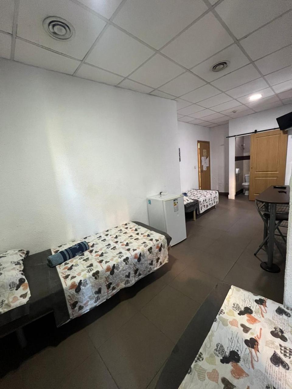 Hostal Milan Alicante Dış mekan fotoğraf A room at the shelter