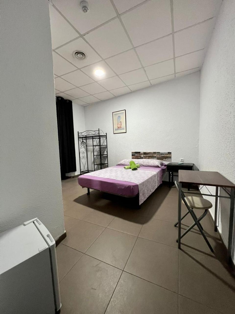 Hostal Milan Alicante Dış mekan fotoğraf A room in a youth hostel