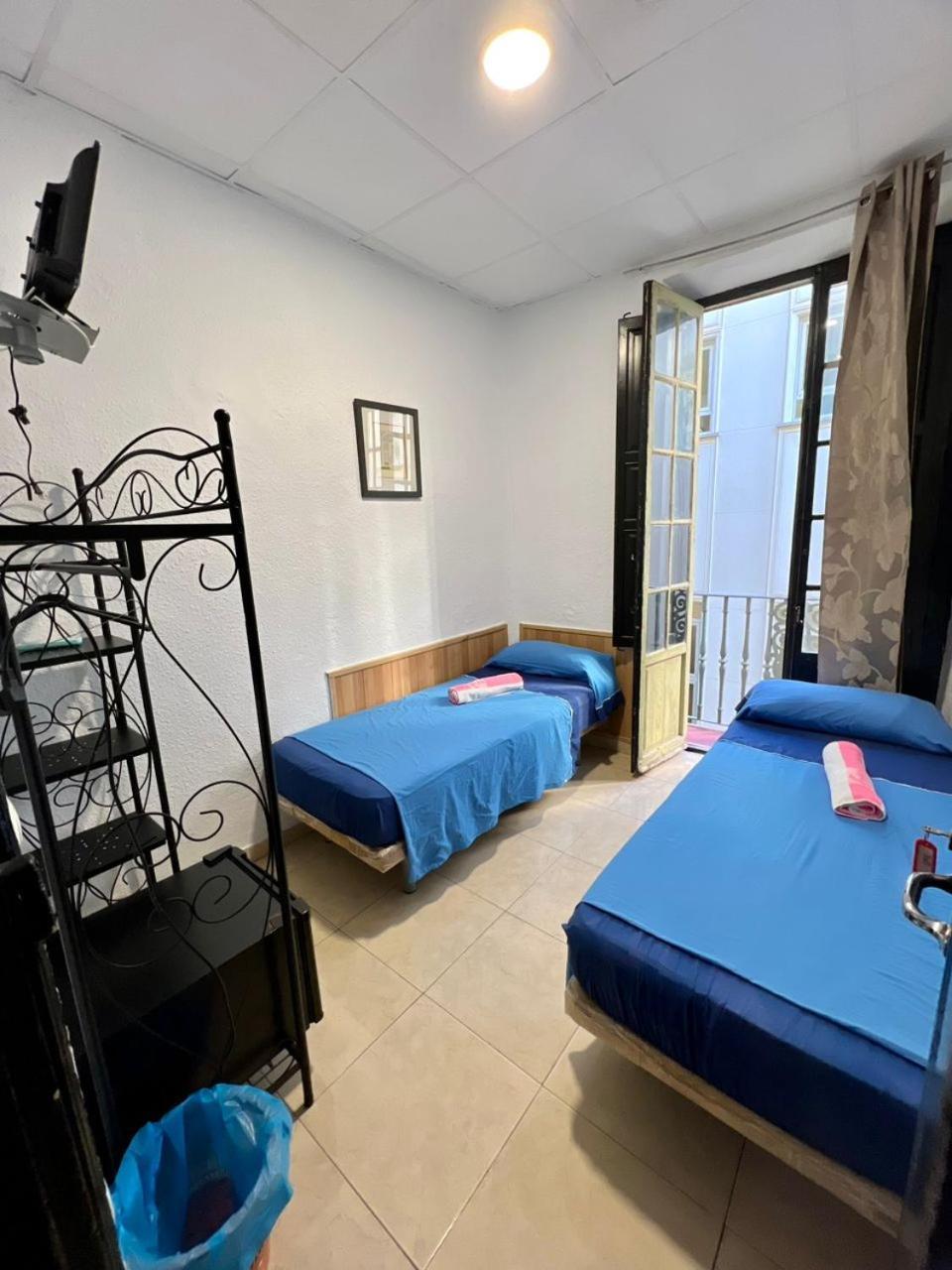 Hostal Milan Alicante Dış mekan fotoğraf A typical room at the hostel
