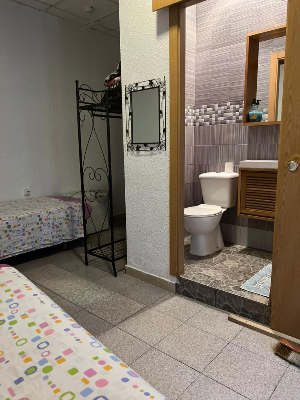 Hostal Milan Alicante Dış mekan fotoğraf A bathroom in a hostel