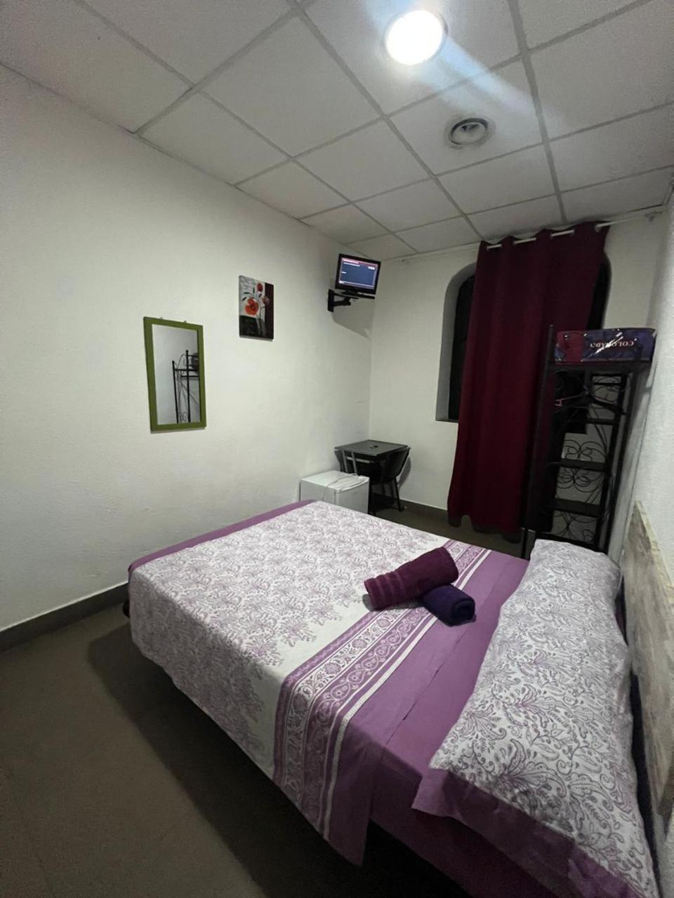 Hostal Milan Alicante Dış mekan fotoğraf A typical room in a love hotel